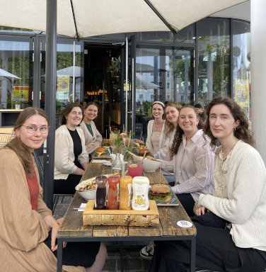 Die Azubis und die Ausbildungsleiterin beim gemeinsamen Mittagessen beim Onboarding