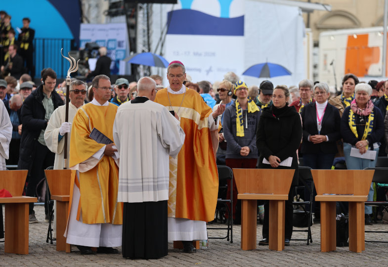 Bischof Heiner Wilmer beim Abschlussgottesdienst