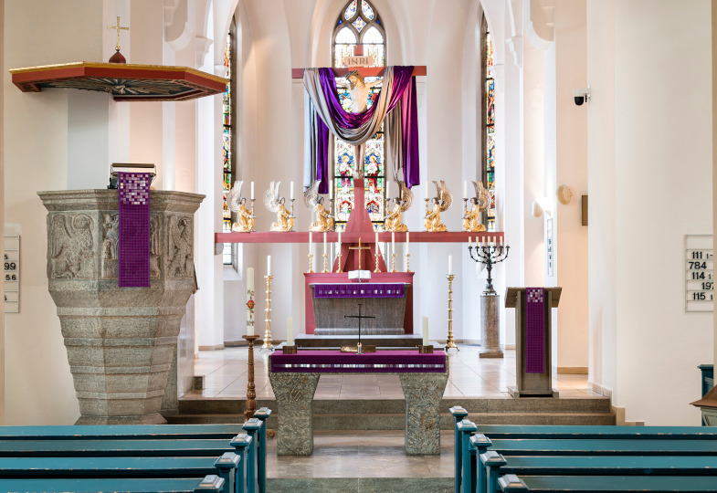 Violette Paramentik Laurentiuskirche Neuendettelsau