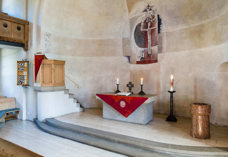 Rote Paramentik Dreifaltigkeitskirche in Augsburg-Göggingen 