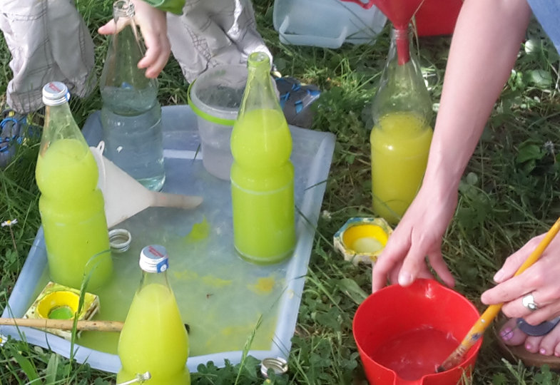 Eine kreative Idee mit Flaschen und Farben: Flaschen einfärben