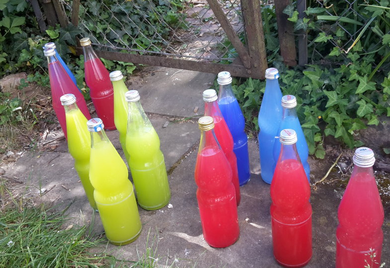 Eine kreative Idee mit Flaschen und Farben: Farben mischen