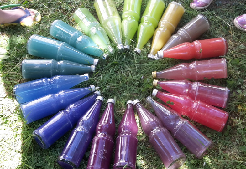 Eine kreative Idee mit Flaschen und Farben: Farbtöne vergleichen
