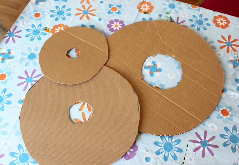 Zwei gleichgroße Kreise auf Pappe aufzeichnen und ausschneiden.
