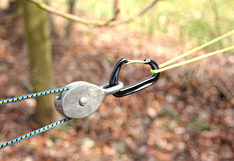 Die Seilrollen werden an einem Karabiner befestigt.