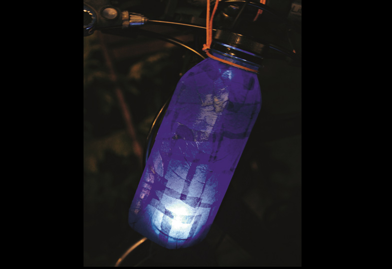 Tipp:  Mit einer leeren PET-Flasche kann man sich ein Blaulicht zum Umhängen basteln.