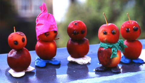 Figuren aus Naturmaterialien: Fallobstbande