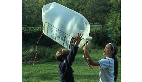 Heißluftballon aus einem Müllsack: Heiße Luft im Beutel