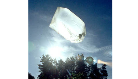 Heißluftballon aus einem Müllsack: Heiße Luft im Beutel