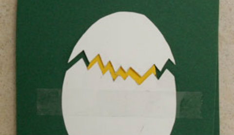 Karte mit Überraschung: Das Küken aus dem Ei