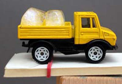 Spielzeugauto als Versuchsobjekt: Eiskalte Fracht 1
