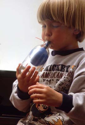 Trick mit Luftballon und Trinkhalm: Ballon in der Flasche