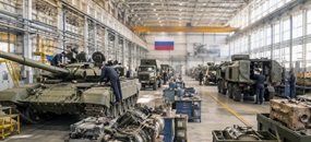 Männer montieren in einer Maschinenhalle Panzer