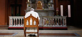  Papst Franziskus betet für Missbrauchsopfer