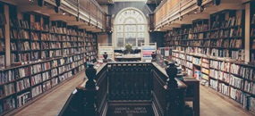 Eine Bibliothek mit vielen Büchern