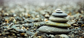 Eine Steinpyramide auf dem Boden