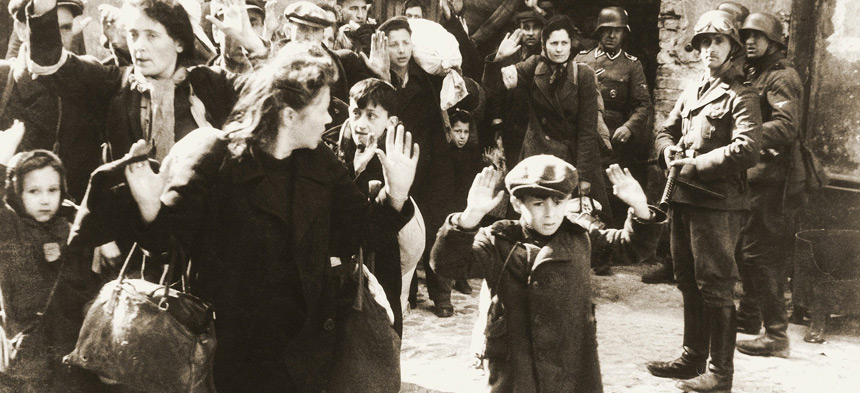 Ein schwarzweiß Foto von mehreren Menschen, die mit Waffen bedroht werden.