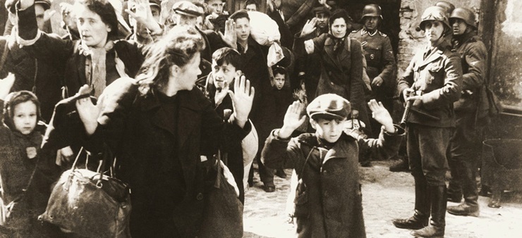 Ein schwarzweiß Foto von mehreren Menschen, die mit Waffen bedroht werden.