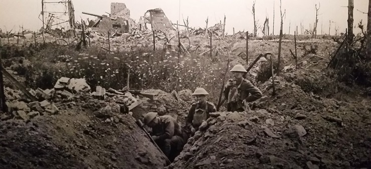 Das schwarzweiß Foto eines Schützengrabens.
