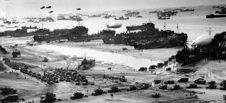 Kriegsschiffe ankern an einem Sandstrand.