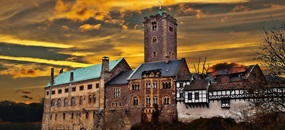 Ein Foto der Wartburg, eine mittelalterliche Burg, die eng mit historischen Ereignissen verknüpft ist.