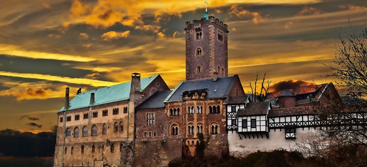 Ein Foto der Wartburg, eine mittelalterliche Burg, die eng mit historischen Ereignissen verknüpft ist.