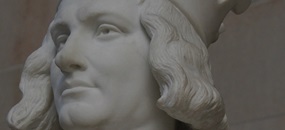 Der Kopf einer weißen Statue mit mittelalterlichen Haarschnitt.