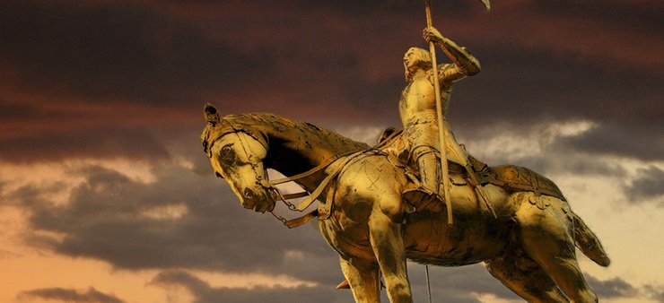 Die goldene Statue von Jeanne d`Arc ist zu sehen, eine Frau mit Rüstung auf einem Pferd.