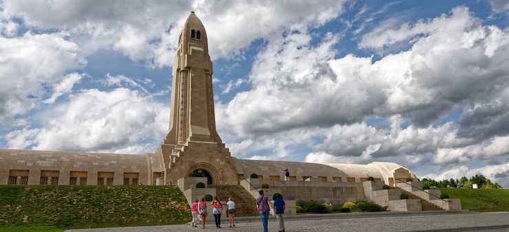 Es ist das Beinhaus von Douaumont zu sehen, ein Monument zu Ehren der Gefallenen der Schlacht von Verdun.