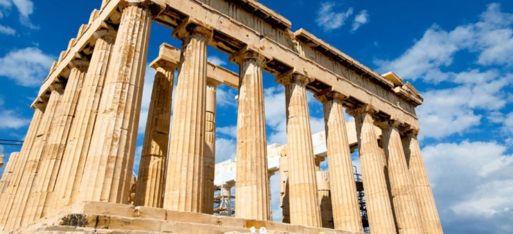 Es ist die Akropolis  in Athen zu sehen, eine Ruine mit weißen Säulen.
