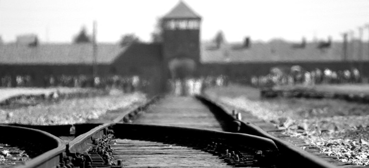 Zuggleise führen zum Eingang von Ausschwitz.