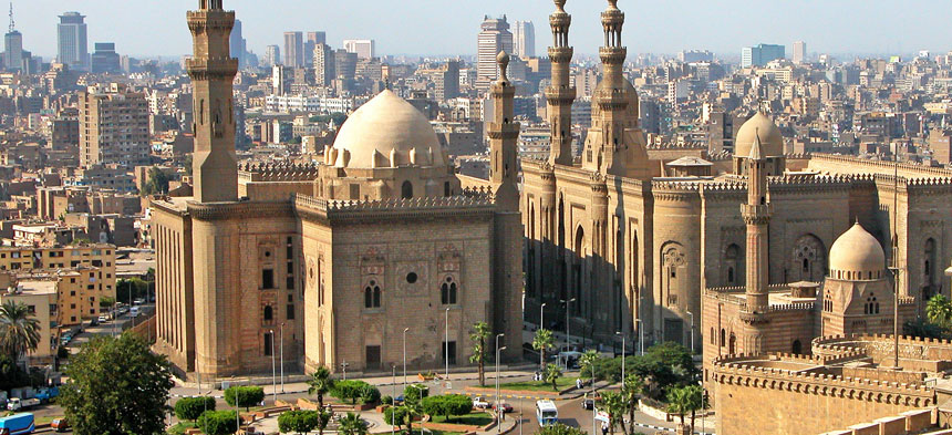 Es ist die Sultan-Hasan-Moschee in Kairo zu sehen.