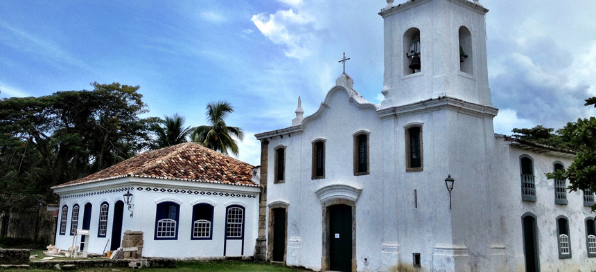 Zu sehen ist die weiße Kirche von Paraty in Brasilien.