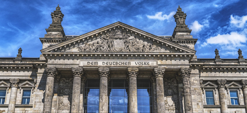 Es ist der Haupteingang des Reichstags zu sehen.