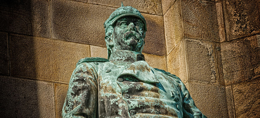 Es ist das Bismarck Denkmal in Hamburg zu sehen.