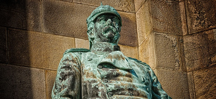 Es ist das Bismarck Denkmal in Hamburg zu sehen.