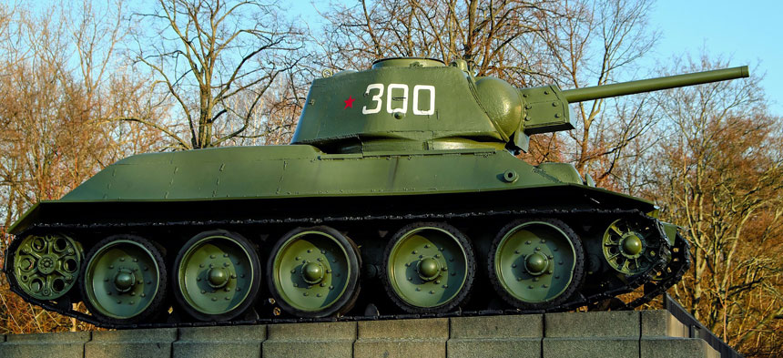 Auf dem Bild ist ein grüner Panzer zu sehen.