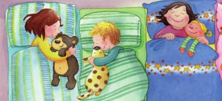 Eine Illustration, auf der drei Kinder aus der Vogelperspektive zu sehen sind, die mit ihren Kuscheltieren schlafen.
