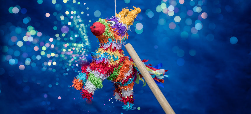 Piñata in Form eines Alpakas hängt vor dunkelblauen Hintergrund