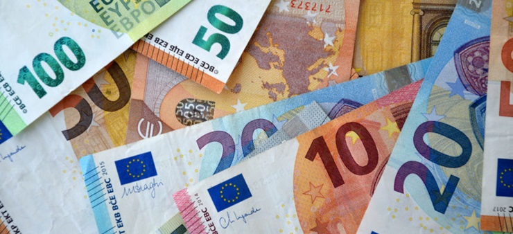 Diverse Euroscheine liegen auf einem Tisch