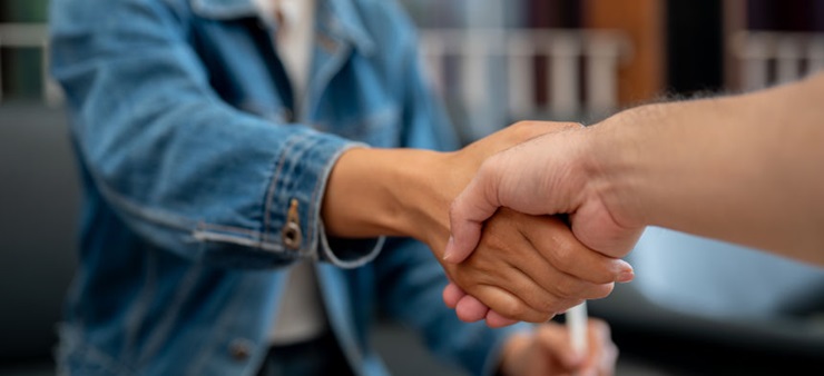 Zwei Menschen reichen sich die Hand