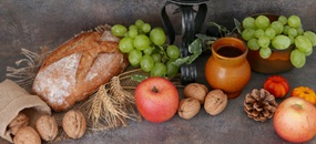 Ein Altar mit Brot, Trauben, Äpfeln und Nüssen
