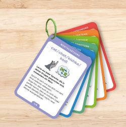 Abgebildet sind die kostenlosen Sprachimpuls-Karten von Herder, Kitalino und der QiK Online-Akademie vor einem Hintergrund in heller Holzoptik.