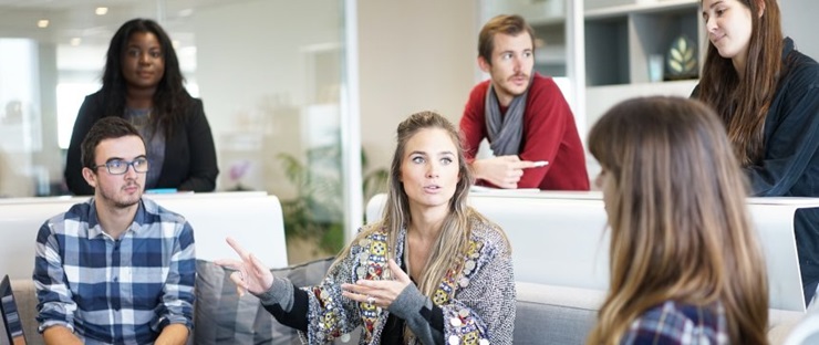 Smarte junge Menschen im Gespräch