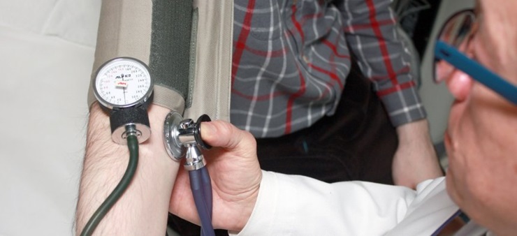 Ein Arzt misst den Blutdruck eines Patienten