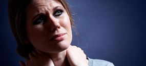 Eine junge Frau schaut ängstlich nach oben