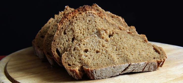 Aufgeschnittenes Brot auf eine Brettchen