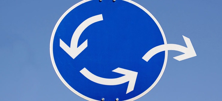 Ein blaues Schild mit drei weißen Pfeilen.