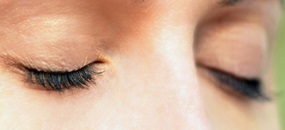 Eine Frau hat die Augen geschlossen.