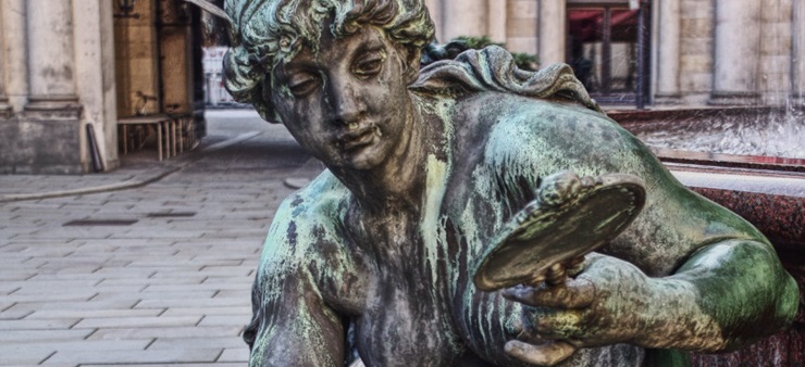 Eine Statue von Narziss, der sich im Handspiegel betrachtet